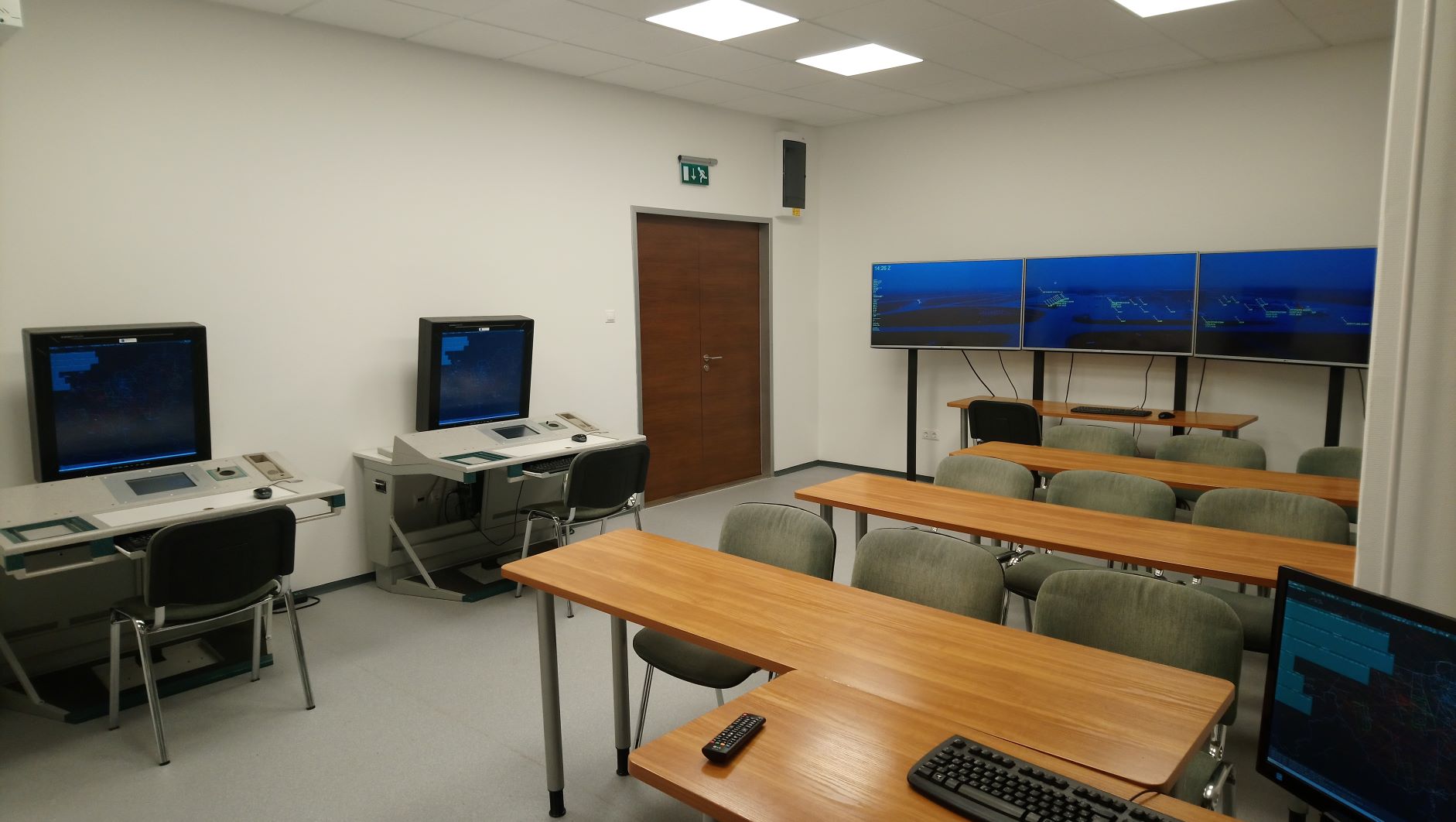 A Légiforgalmi Irányítási Laboratórium munkaállomásai és panorámakijelzői
